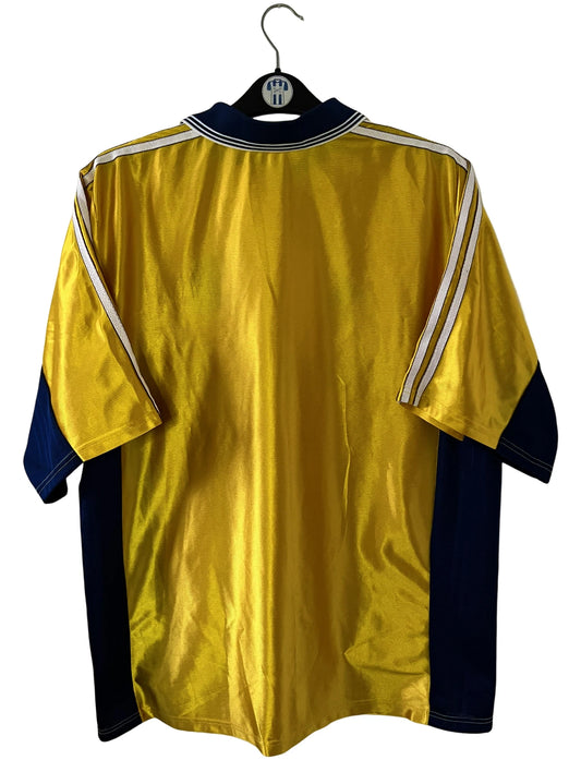 Maillot de foot vintage third doré de l'om 1998/1999. On peut retrouver l'équipementier Adidas et le sponsor Ericsson. Il s'agit d'un maillot authentique d'époque.