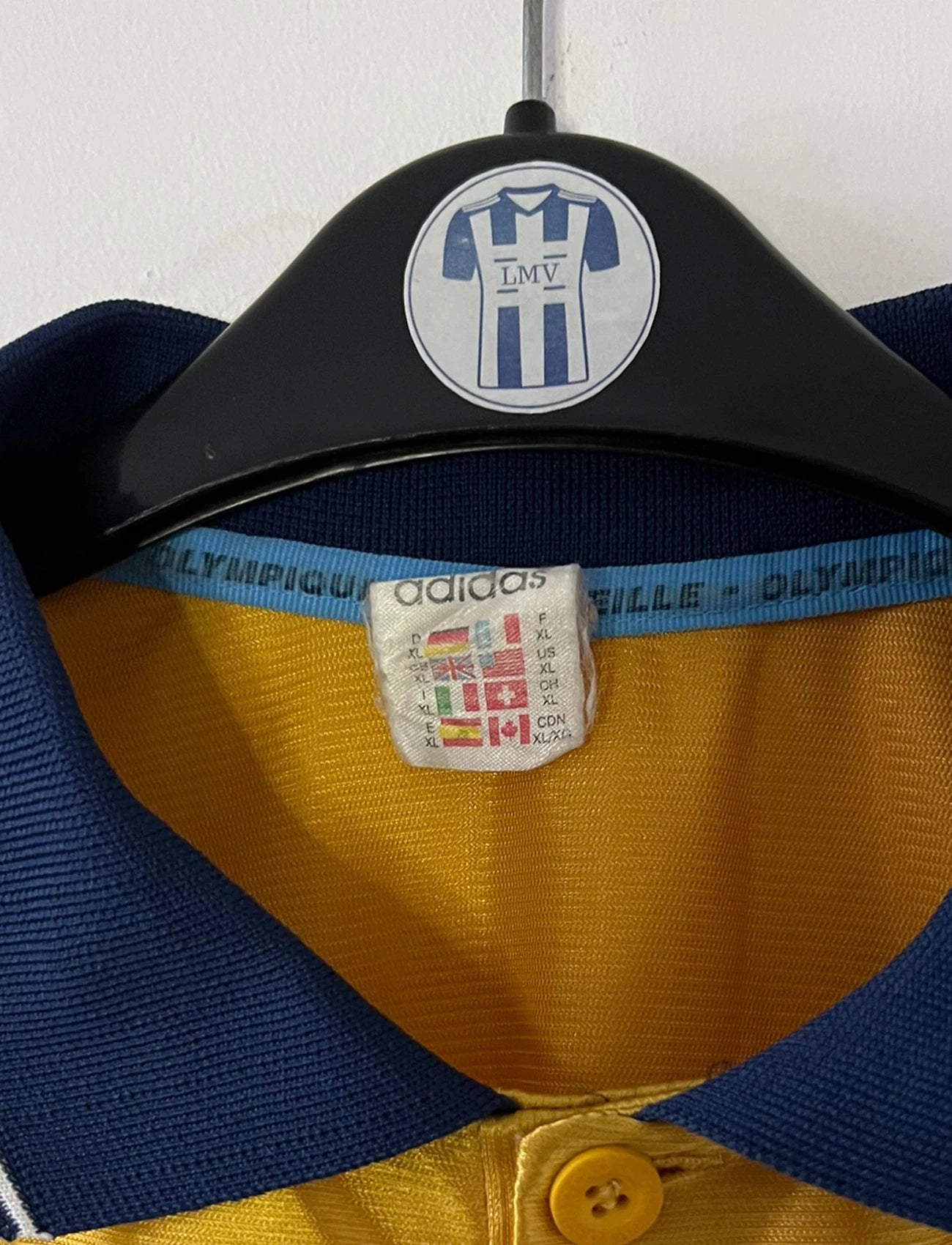 Maillot de foot vintage third doré de l'om 1998/1999. On peut retrouver l'équipementier Adidas et le sponsor Ericsson. Il s'agit d'un maillot authentique d'époque.