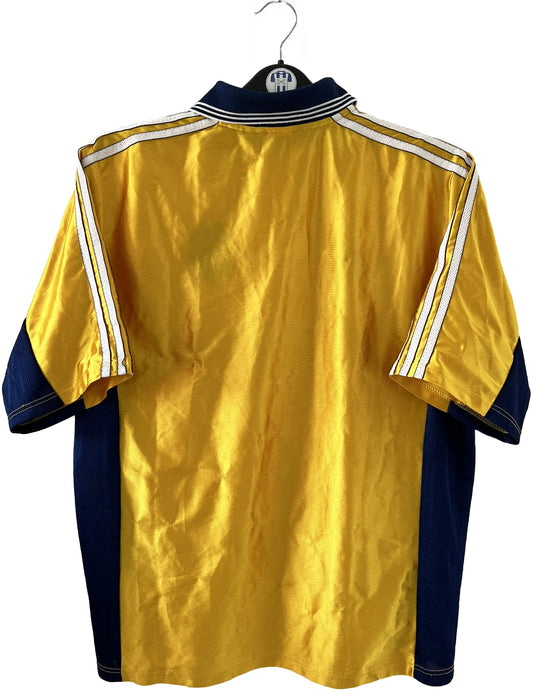 Maillot de foot third jaune de l'OM de la saison 1998/99. On peut retrouver l'équipementier Adidas et le sponsor Ericsson. Il s'agit d'un maillot authentique d'époque.