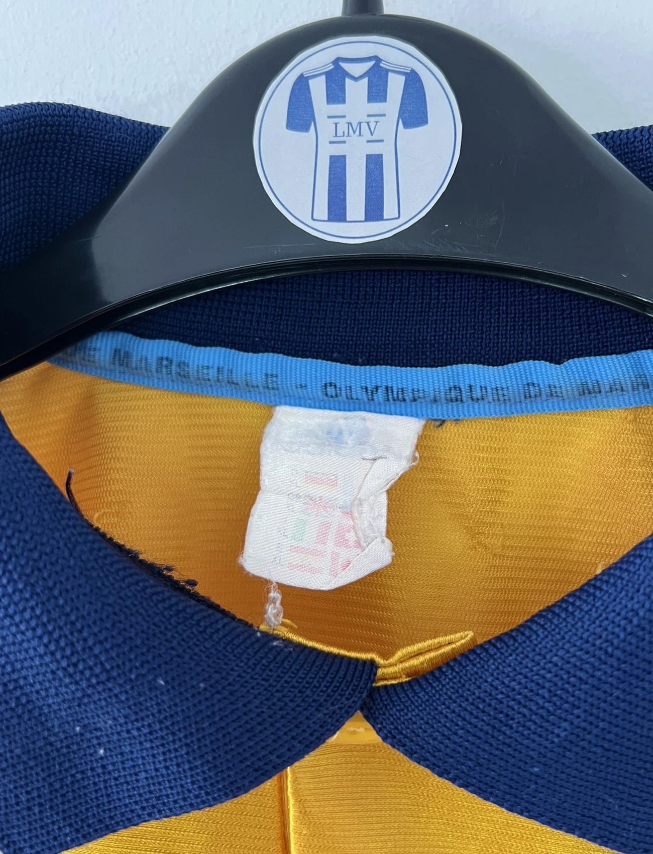 Maillot de foot third jaune de l'OM de la saison 1998/99. On peut retrouver l'équipementier Adidas et le sponsor Ericsson. Il s'agit d'un maillot authentique d'époque.