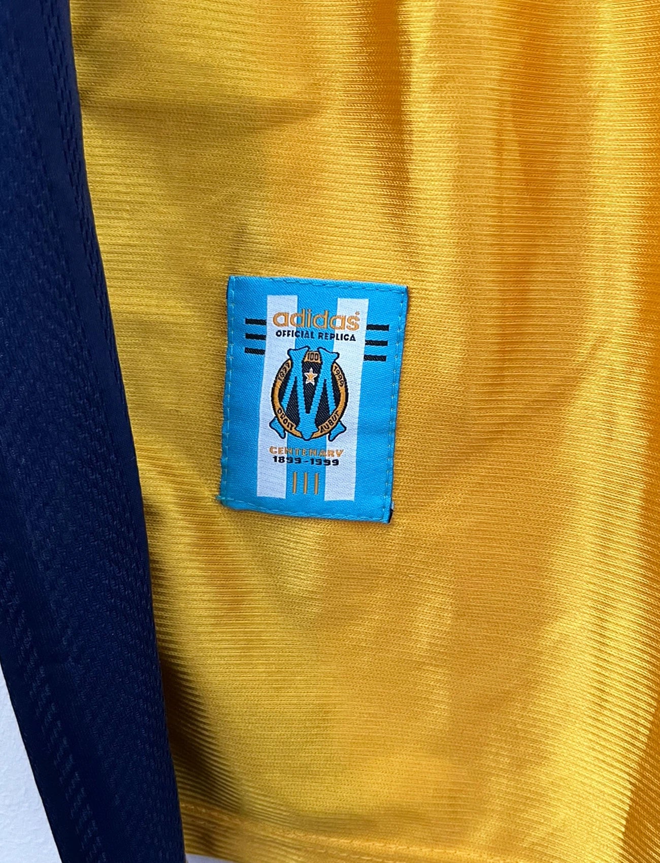 Maillot de foot vintage third doré de l'OM 1998/1999. On peut retrouver l'équipementier Adidas et le sponsor Ericsson. Il s'agit d'un maillot authentique d'époque.