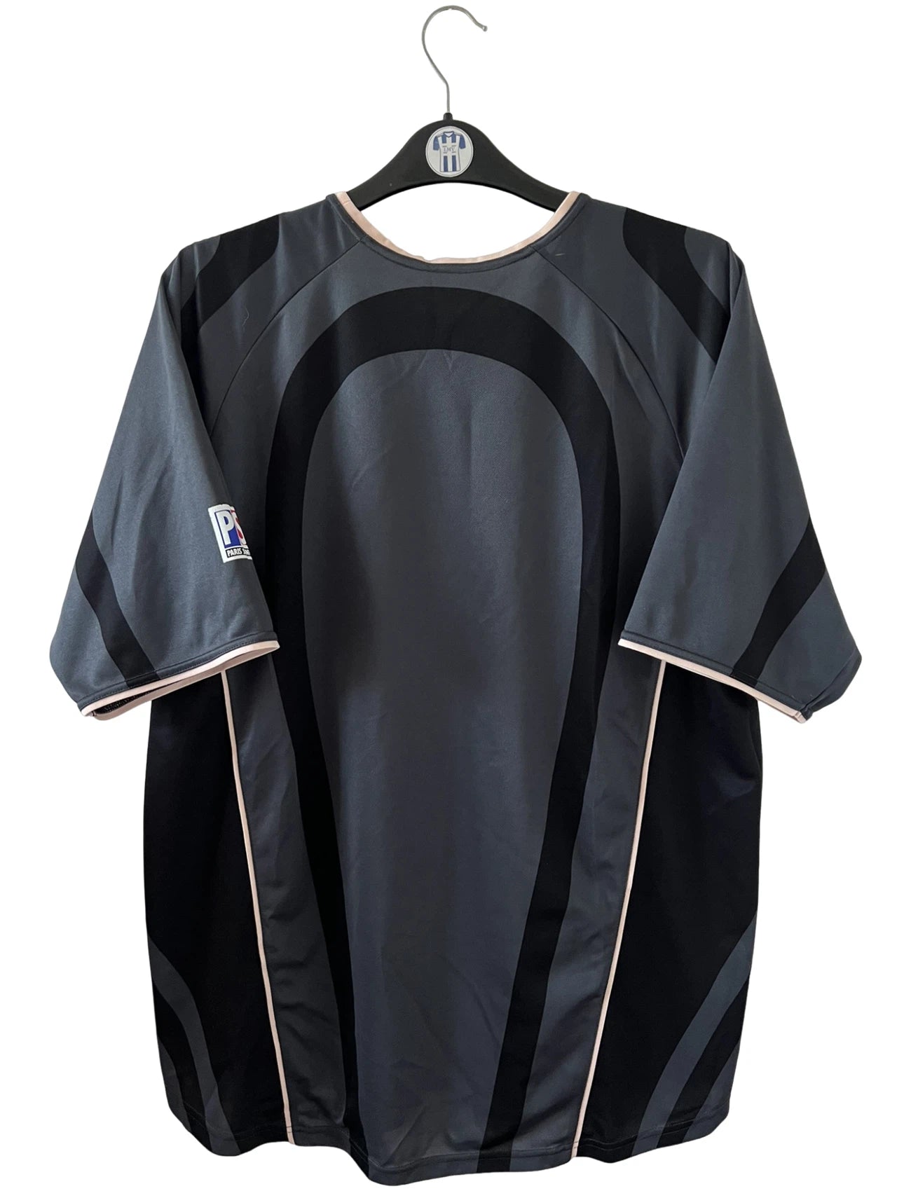 Maillot de foot vintage third noir du psg de la saison 2001/2002. On peut retrouver l'équipementier Nike et le sponsor Opel. Il s'agit d'un maillot authentique d'époque.