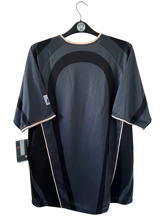 Maillot de foot vintage third noir du psg de la saison 2001/2002. On peut retrouver l'équipementier Nike et le sponsor Opel. Il s'agit d'un maillot authentique d'époque.
