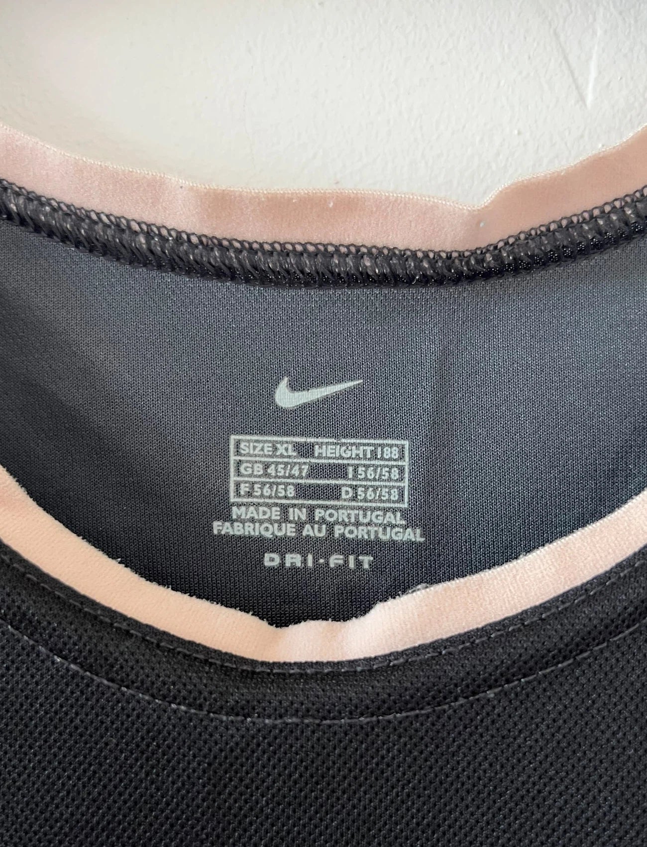 Maillot de foot vintage third noir du psg de la saison 2001/2002. On peut retrouver l'équipementier Nike et le sponsor Opel. Il s'agit d'un maillot authentique d'époque.