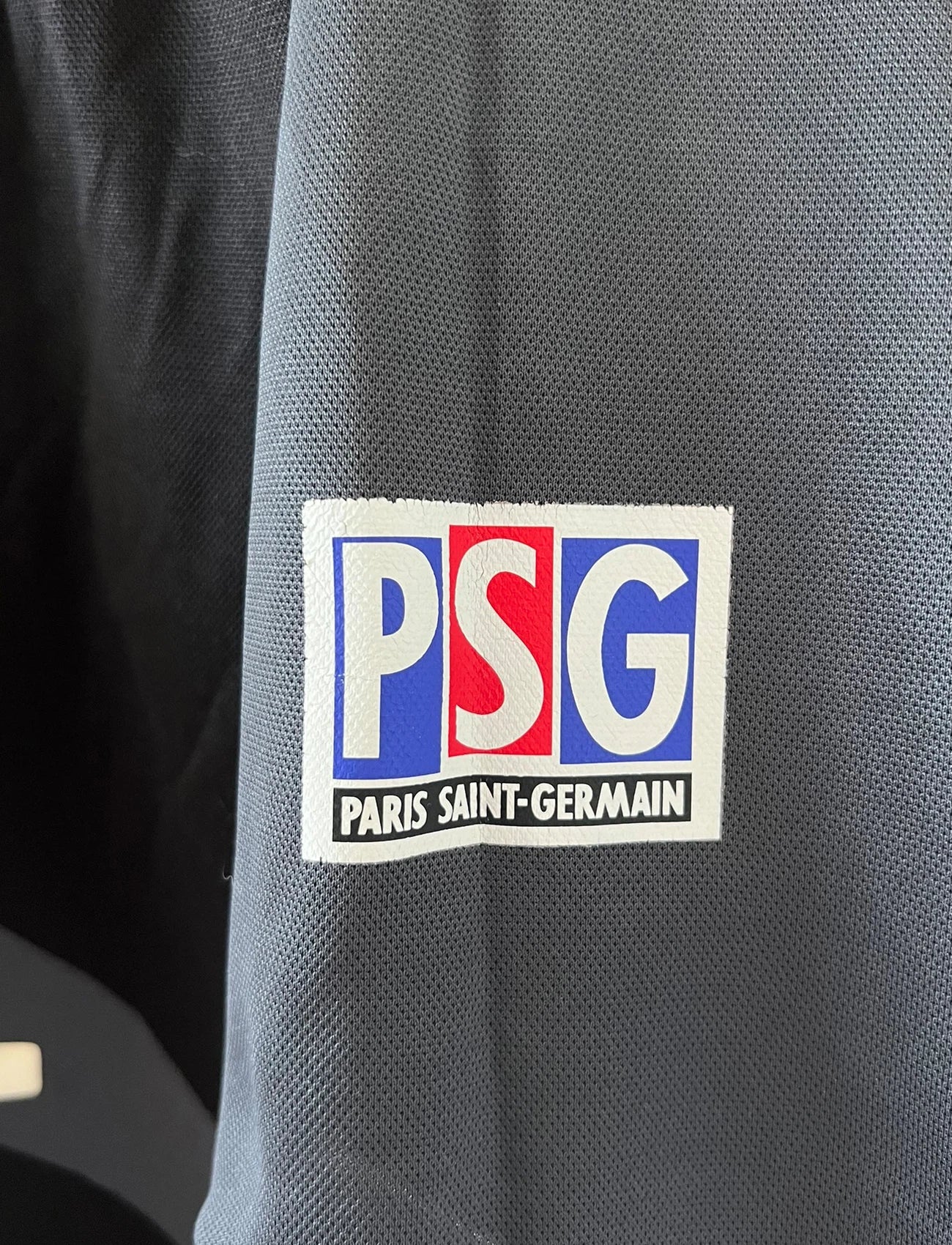 Maillot de foot vintage third noir du psg de la saison 2001/2002. On peut retrouver l'équipementier Nike et le sponsor Opel. Il s'agit d'un maillot authentique d'époque.