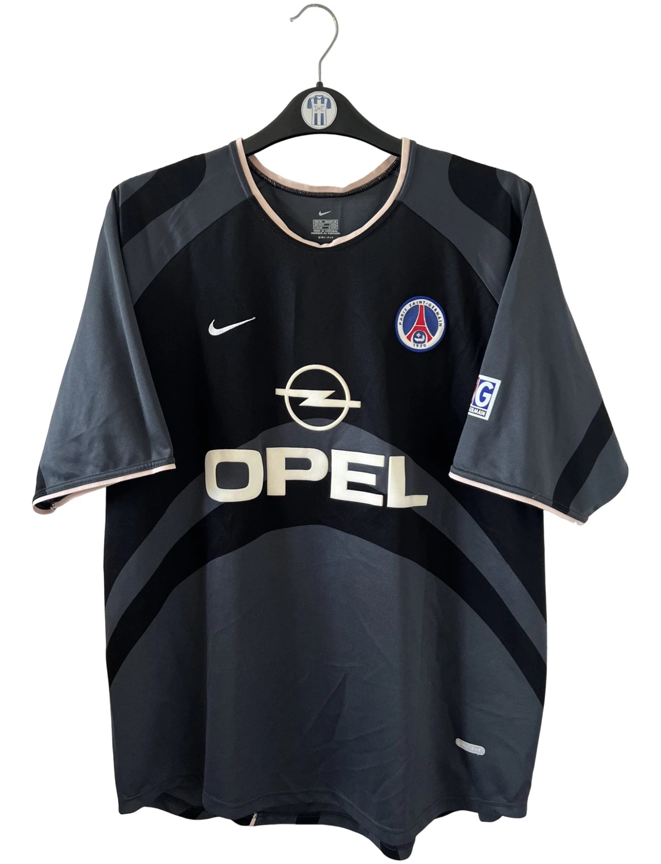 Maillot de foot vintage third noir du psg de la saison 2001/2002. On peut retrouver l'équipementier Nike et le sponsor Opel. Il s'agit d'un maillot authentique d'époque.