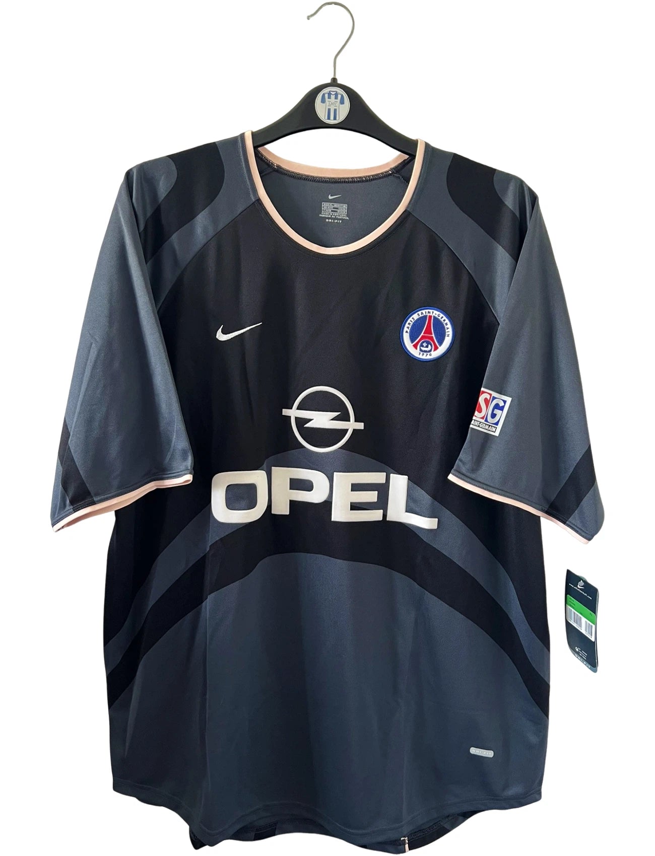 Maillot de foot vintage third noir du psg de la saison 2001/2002. On peut retrouver l'équipementier Nike et le sponsor Opel. Il s'agit d'un maillot authentique d'époque.