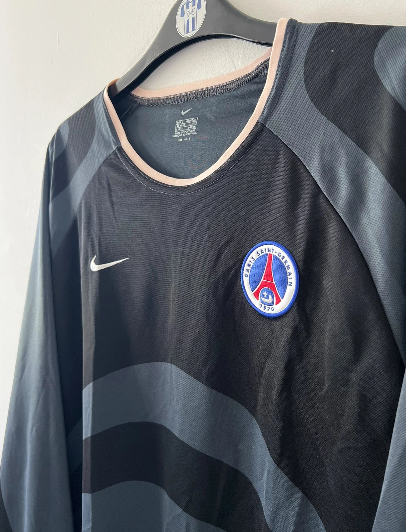 Maillot de foot vintage third noir du PSG de la saison 2001/2002. On peut retrouver l'équipementier Nike. Il s'agit d'un maillot authentique d'époque, issu du stock pro du PSG.