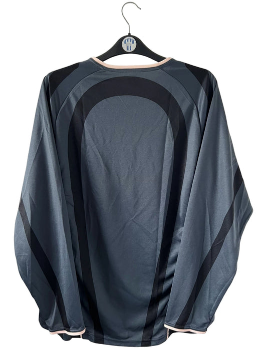 Maillot de foot vintage third noir du PSG de la saison 2001/2002. On peut retrouver l'équipementier Nike. Il s'agit d'un maillot authentique d'époque, issu du stock pro du PSG.