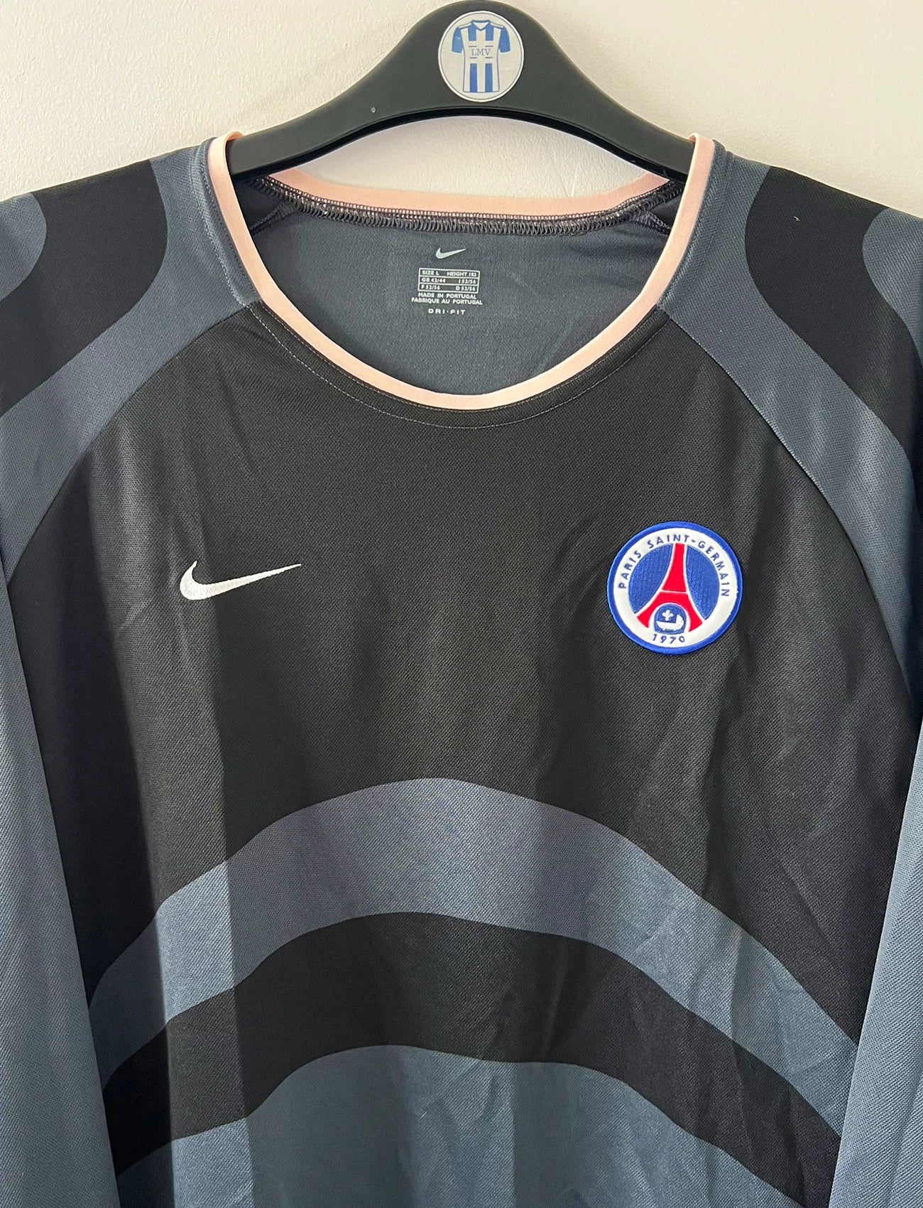 Maillot de foot vintage third noir du PSG de la saison 2001/2002. On peut retrouver l'équipementier Nike. Il s'agit d'un maillot authentique d'époque, issu du stock pro du PSG.
