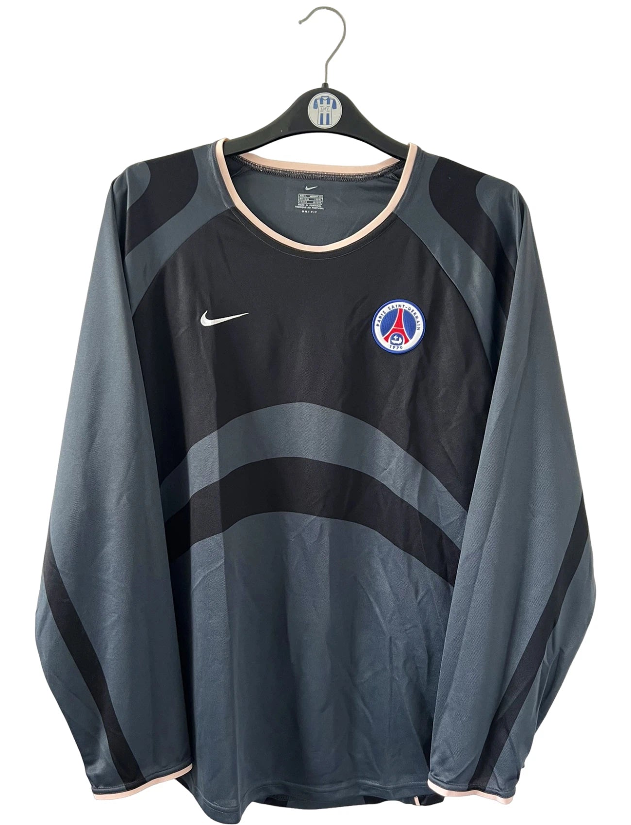 Maillot de foot vintage third noir du PSG de la saison 2001/2002. On peut retrouver l'équipementier Nike. Il s'agit d'un maillot authentique d'époque, issu du stock pro du PSG.