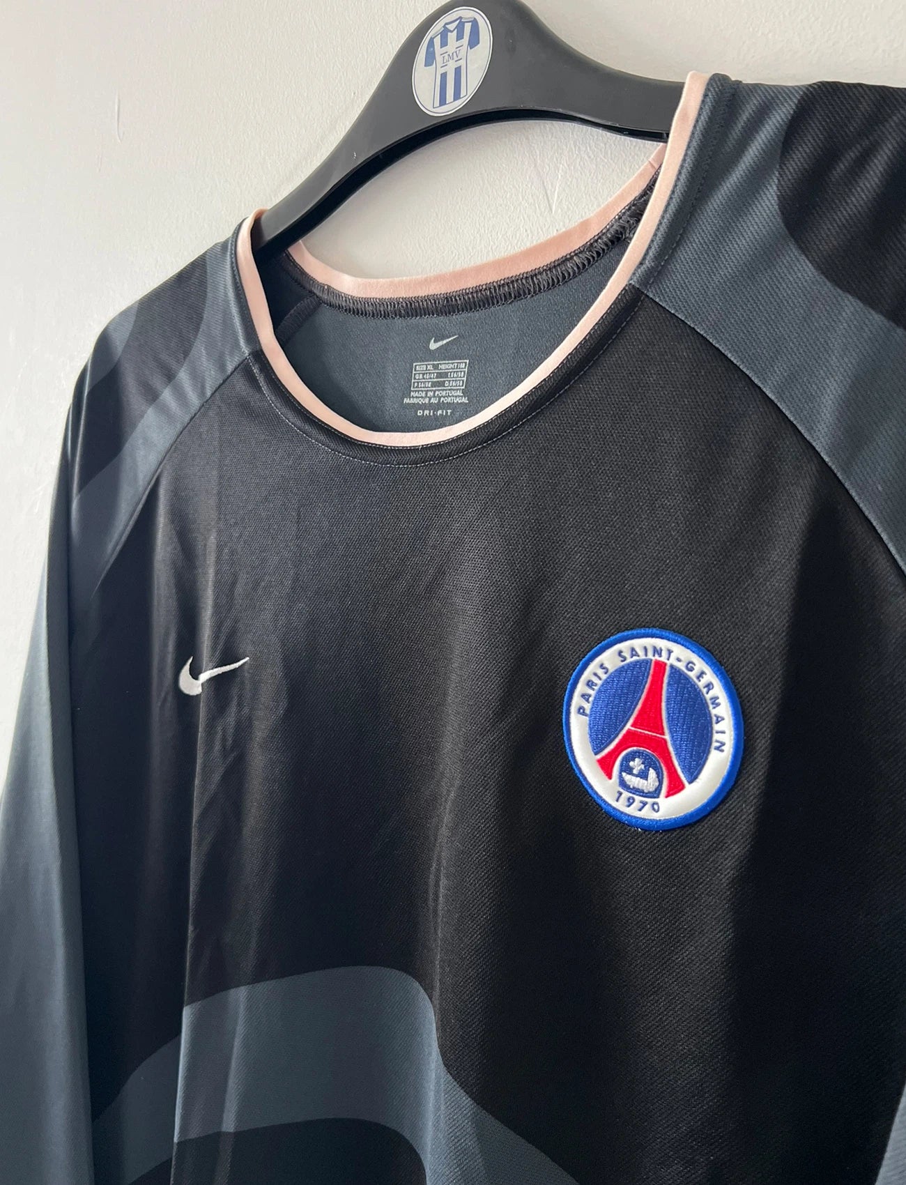 Maillot de foot vintage third noir du PSG de la saison 2001/2002. On peut retrouver l'équipementier Nike. Il s'agit d'un maillot authentique d'époque, issu du stock pro du PSG.