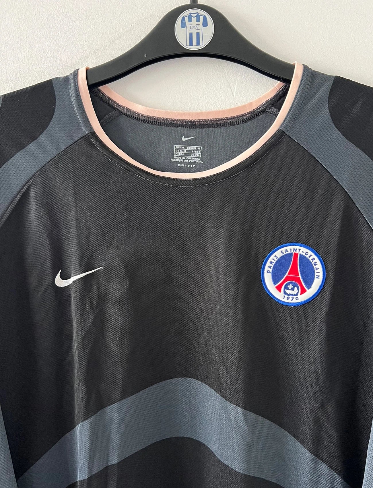 Maillot de foot vintage third noir du PSG de la saison 2001/2002. On peut retrouver l'équipementier Nike. Il s'agit d'un maillot authentique d'époque, issu du stock pro du PSG.