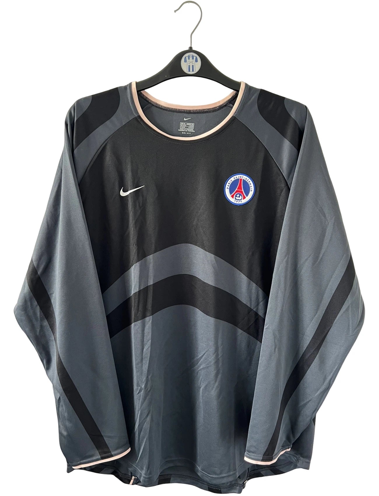 Maillot de foot vintage third noir du PSG de la saison 2001/2002. On peut retrouver l'équipementier Nike. Il s'agit d'un maillot authentique d'époque, issu du stock pro du PSG.