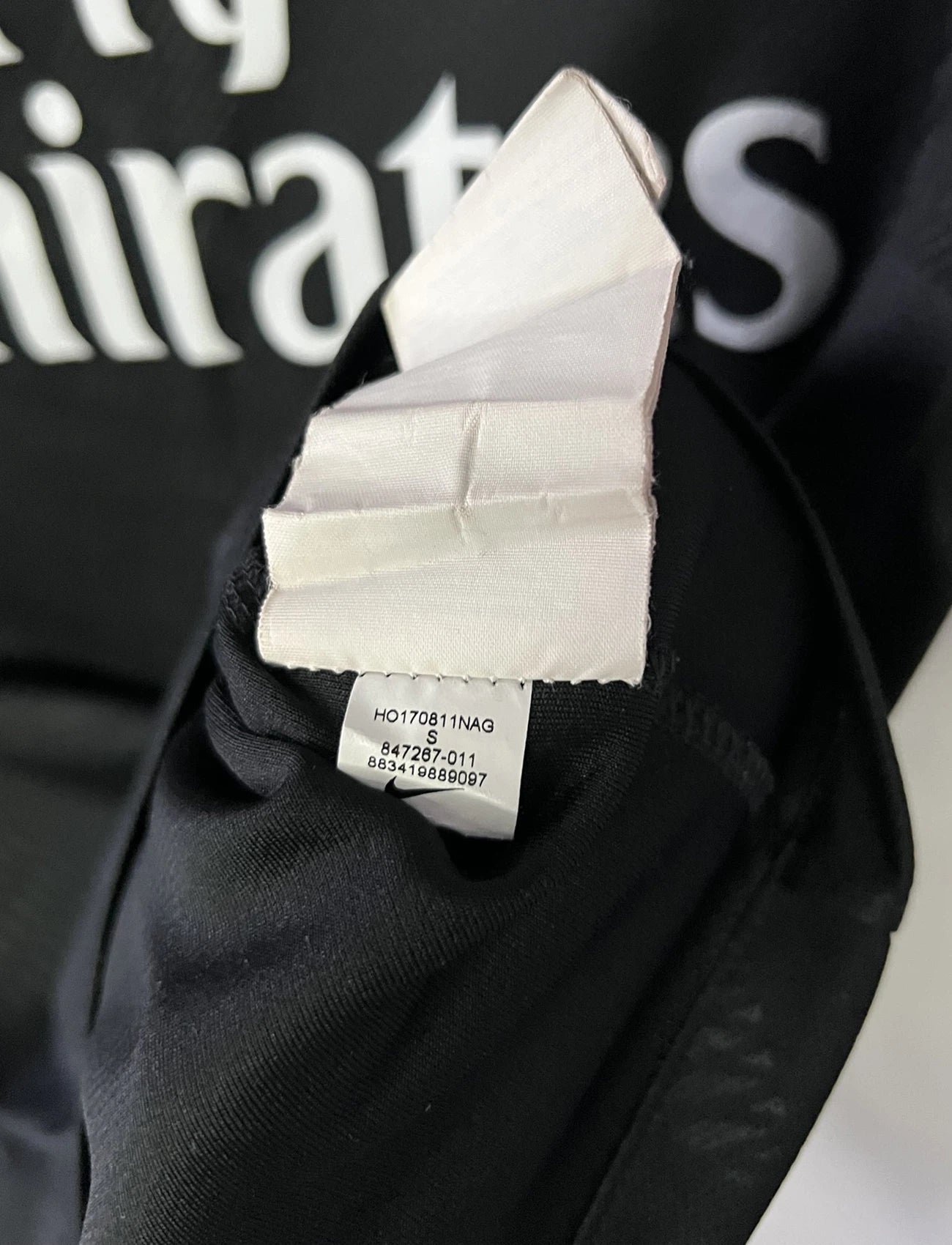 Maillot de foot vintage third du PSG de la saison 2017-2018. On peut retrouver l'équipementier Nike ainsi que les sponsors Fly Emirates, Ooredoo et QNB. Le maillot est floqué du numéro 10 Neymar. Il s'agit d'un maillot authentique d'époque comportant les numéros 847267-011