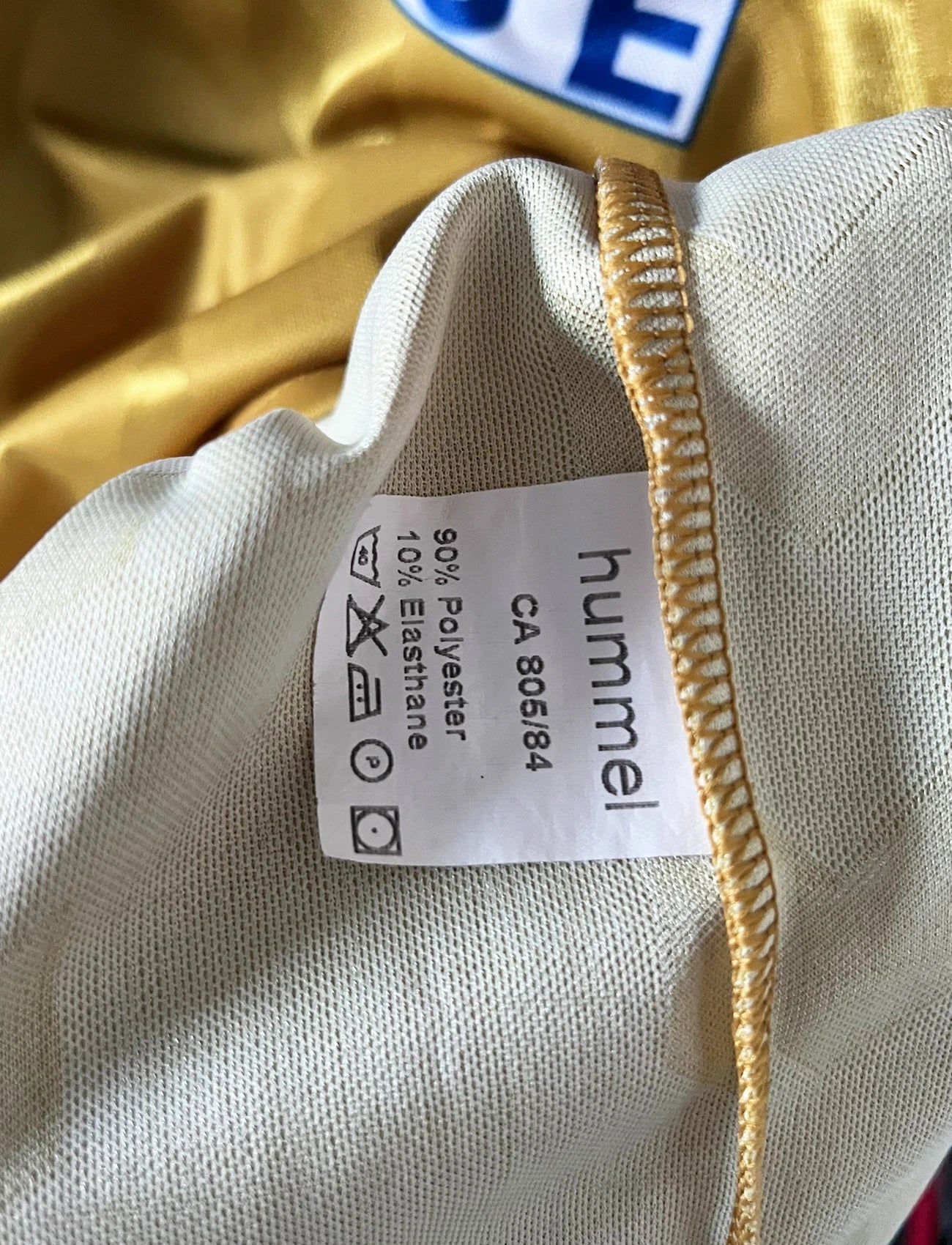 Maillot de foot vintage doré du Racing Club de Strasbourg 2008/2009. On peut retrouver l'équipementier Hummel et le sponsor France Pare-brise. Il s'agit d'un maillot authentique d'époque.