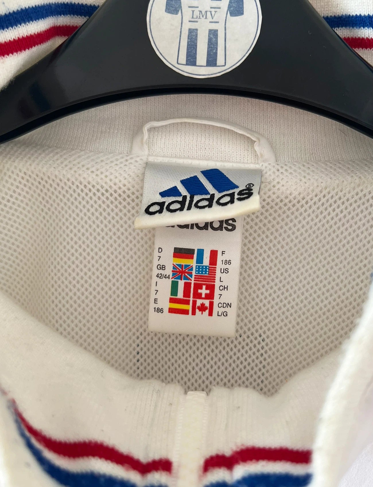 Veste de foot vintage blanche de l'Equipe de France 1998. On peut retrouver l'équipementier Adidas. Il s'agit d'une veste authentique d'époque.