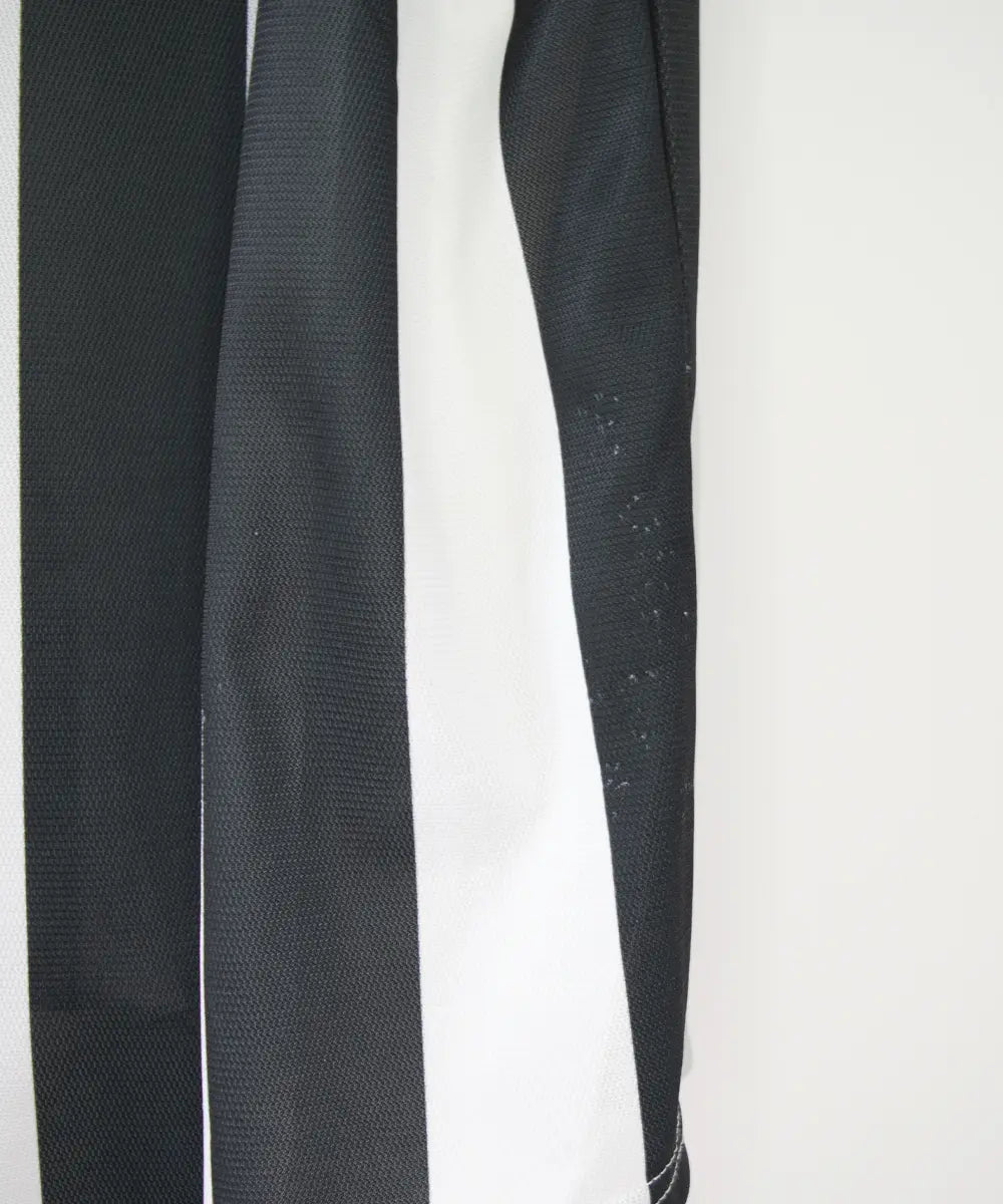 Maillot domicile noir et blanc de la juventus de turin de la saison 2001-2002. On peut retrouver l'équipementier lotto et le sponsor fast web