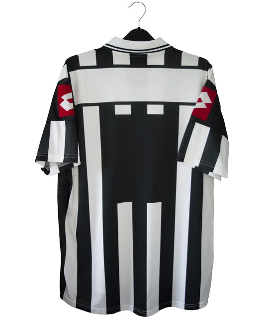 Maillot domicile noir et blanc de la juventus de turin de la saison 2001-2002. On peut retrouver l'équipementier lotto et le sponsor fast web