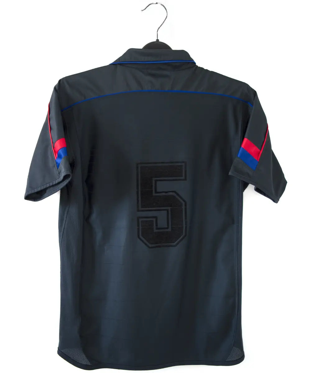 Maillot vintage extérieur noir de l'OL de la saison 2003-2004. On peut retrouver l'équipementier umbro et le sponsor continental.