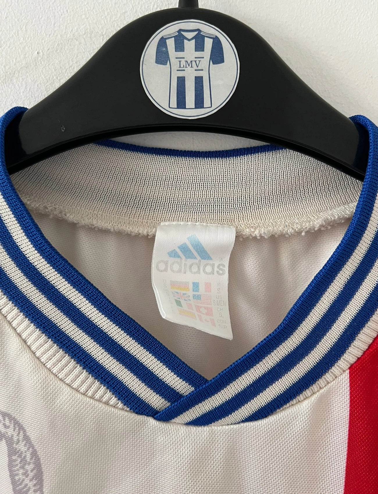 Maillot de foot vintage domicile blanc de l'Olympique Lyonnais saison 1996/1998. On peut retrouver l'équipementier Adidas et le sponsor Sodexho. Il s'agit d'un maillot authentique d'époque.