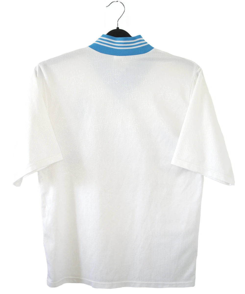 Maillot de foot vintage domicile blanc et bleu de l'om de la saison 1996/1997. On peut retrouver l'équipementier adidas et le sponsor Parmalat. Il s'agit d'un maillot authentique