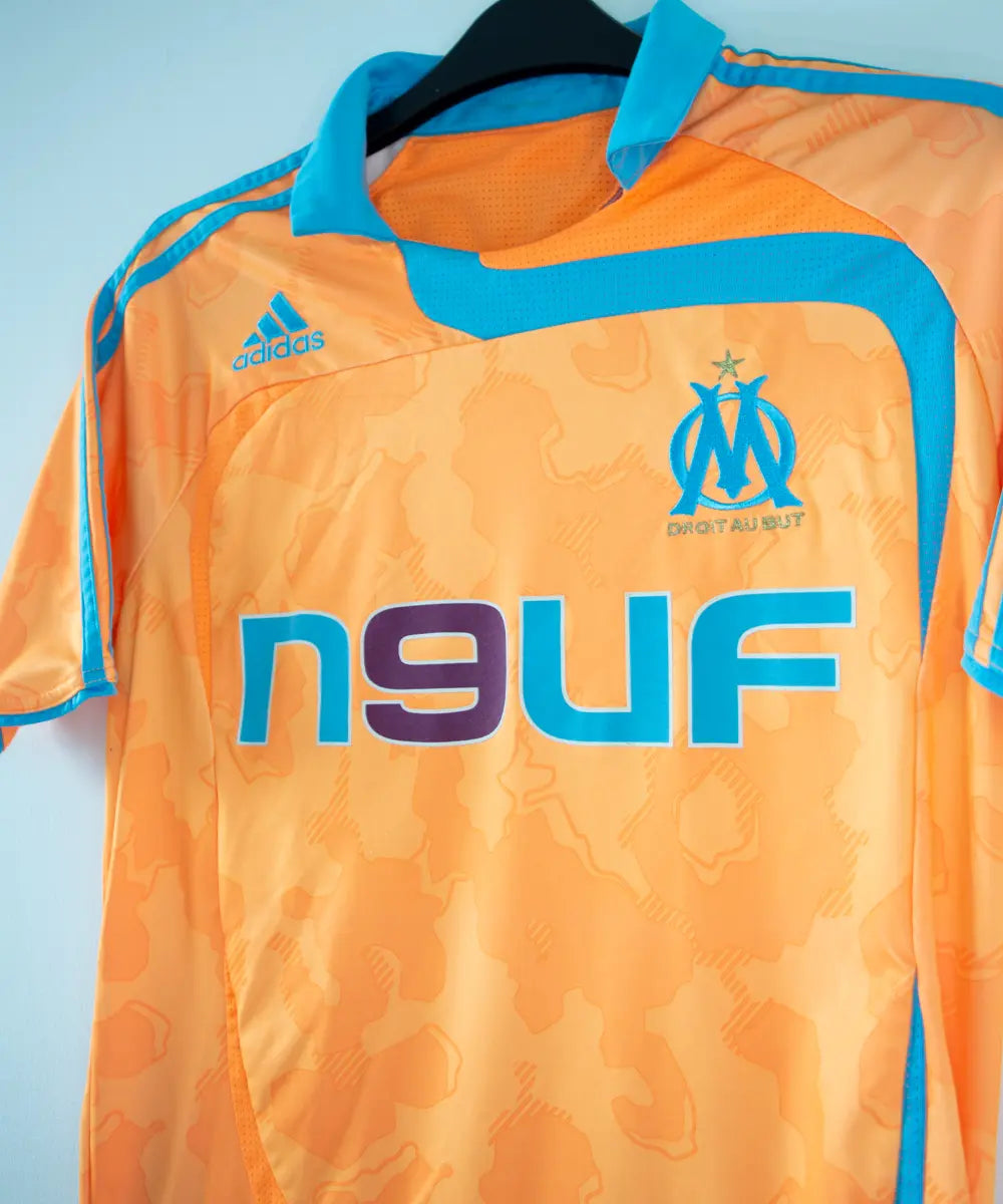 Maillot vintage third de l'om de la saison 2007-2008. On peut retrouver l'équipementier adidas et le sponsor neuf