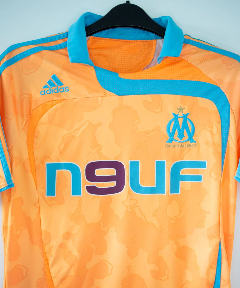 Maillot vintage third de l'om de la saison 2007-2008. On peut retrouver l'équipementier adidas et le sponsor neuf