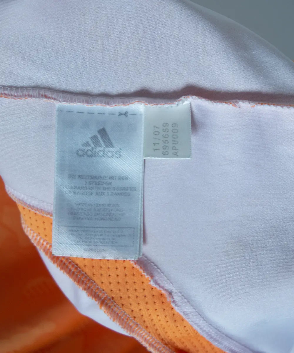 Maillot vintage third de l'om de la saison 2007-2008. On peut retrouver l'équipementier adidas et le sponsor neuf. Sur cette photo on peut voir l'étiquette d'authenticité comportant les numéros 695659