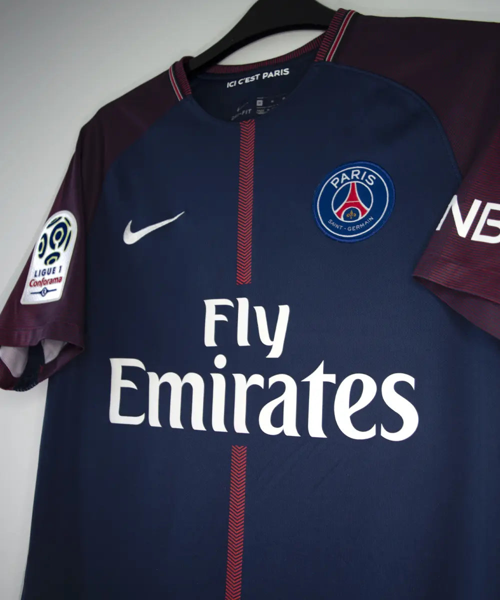 Maillot domicile du psg de la saison 2017-2018 de couleur bleu et rouge. On peut retrouver l'équipementier nike et le sponsor fly emirates. Le maillot est floqué du numéro 29 Mbappé
