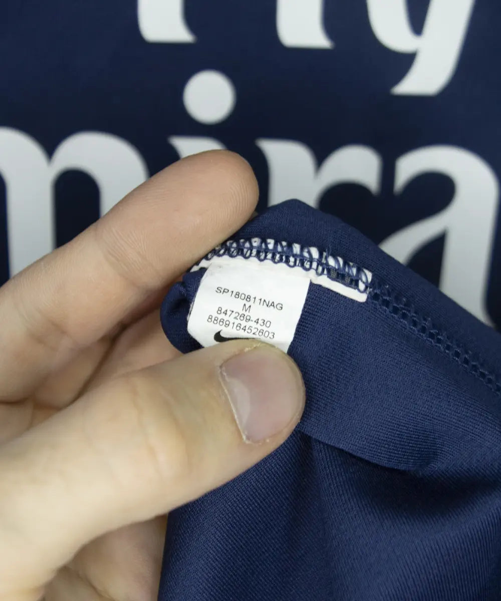 Maillot domicile du psg de la saison 2017-2018 de couleur bleu et rouge. On peut retrouver l'équipementier nike et le sponsor fly emirates. Le maillot est floqué du numéro 29 Mbappé. Sur cette photo on peut voir l'étiquette comportant les numéros 877269-430