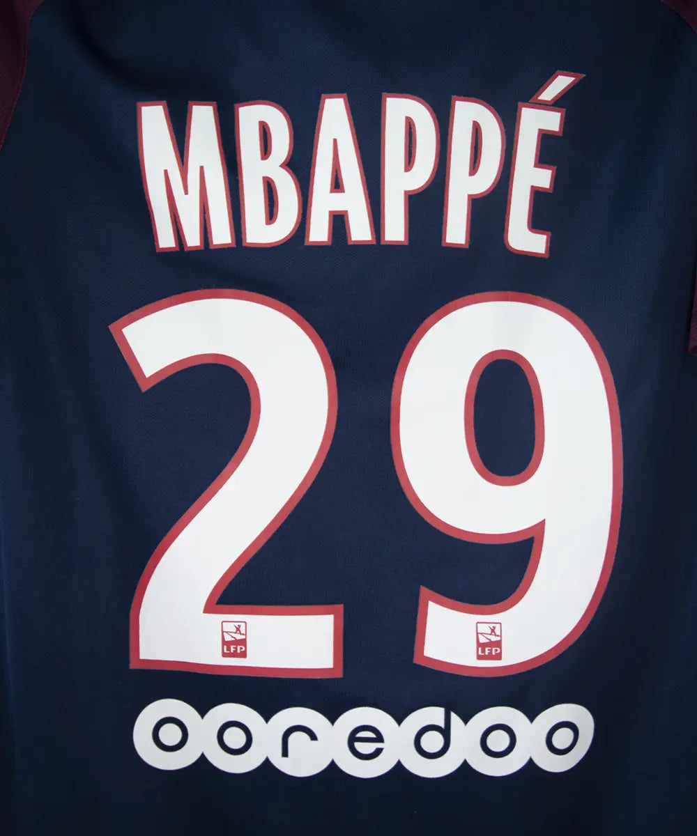 Maillot domicile du psg de la saison 2017-2018 de couleur bleu et rouge. On peut retrouver l'équipementier nike et le sponsor fly emirates. Le maillot est floqué du numéro 29 Mbappé