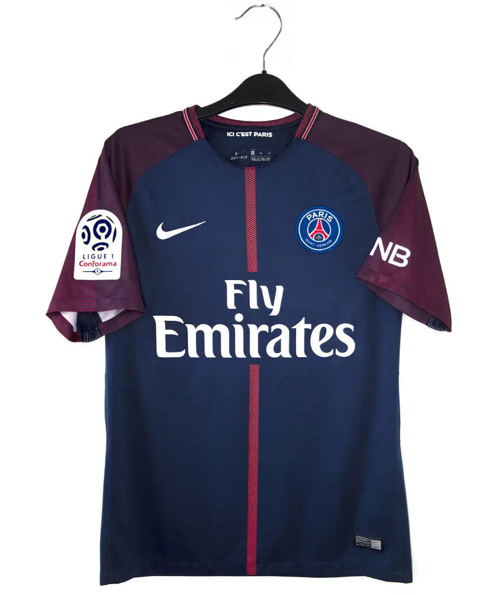 Maillot domicile du psg de la saison 2017-2018 de couleur bleu et rouge. On peut retrouver l'équipementier nike et le sponsor fly emirates. Le maillot est floqué du numéro 29 Mbappé