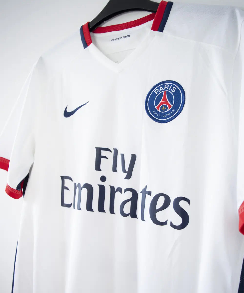Maillot vintage extérieur du psg blanc de la saison 2015-2016. On peut retrouver l'équipementier nike et le sponsor fly emirates. Le maillot est floqué du numéro 10 Ibrahimovic. L'étiquette du maillot comporte les numéros 658898-106