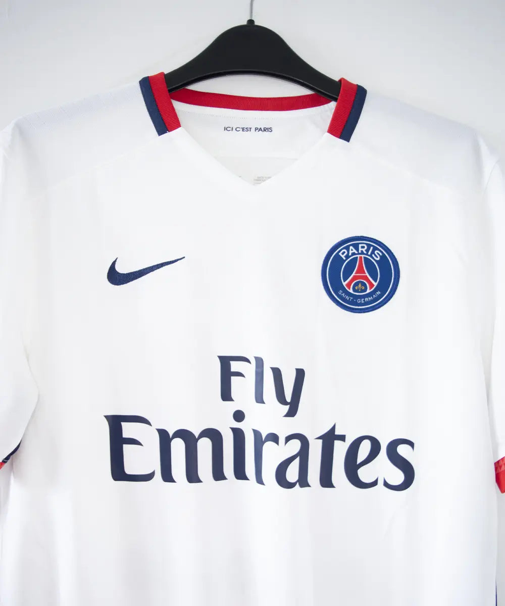 Maillot vintage extérieur du psg blanc de la saison 2015-2016. On peut retrouver l'équipementier nike et le sponsor fly emirates. Le maillot est floqué du numéro 10 Ibrahimovic. L'étiquette du maillot comporte les numéros 658898-106