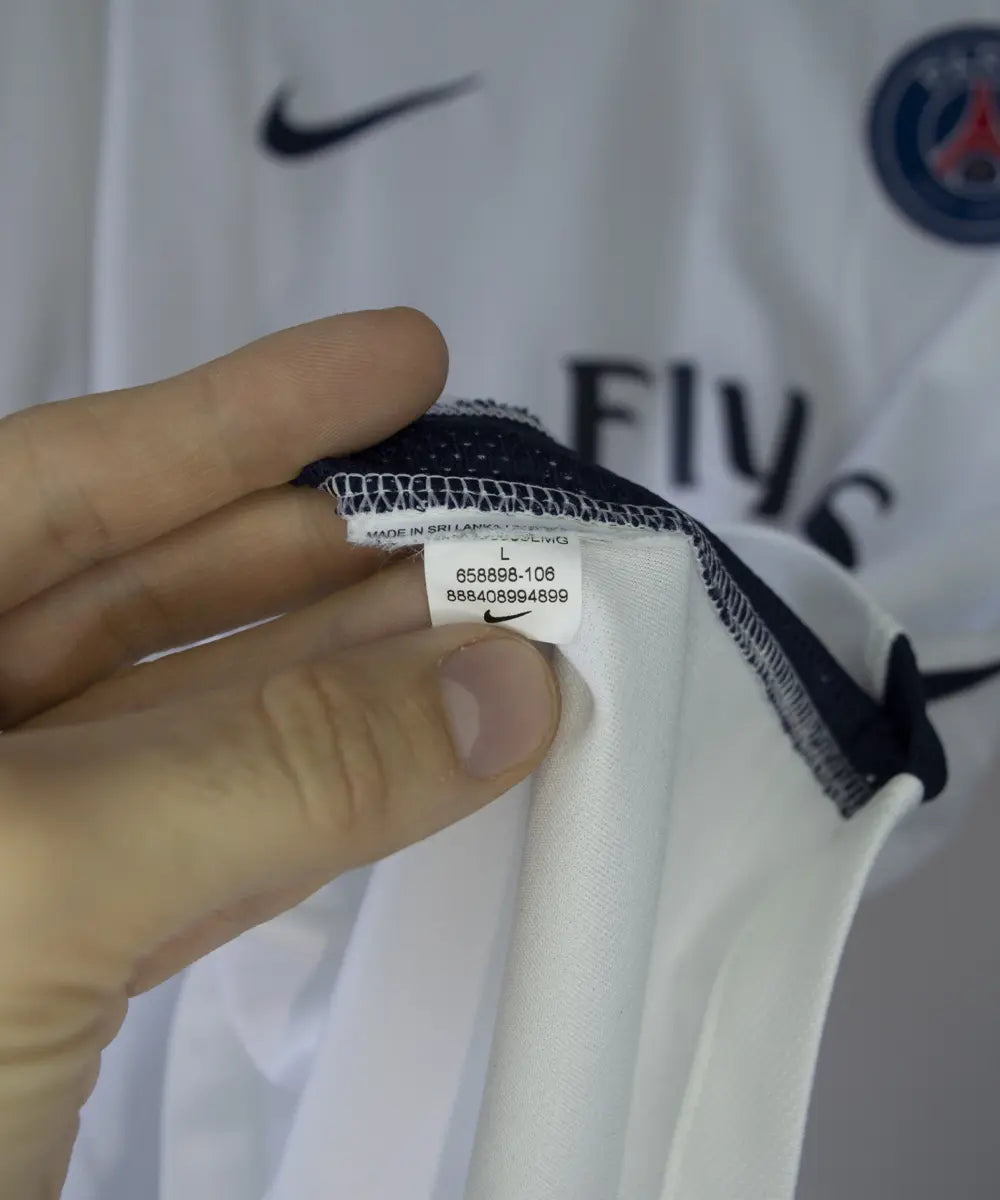 Maillot vintage extérieur du psg blanc de la saison 2015-2016. On peut retrouver l'équipementier nike et le sponsor fly emirates. Le maillot est floqué du numéro 10 Ibrahimovic. L'étiquette du maillot comporte les numéros 658898-106