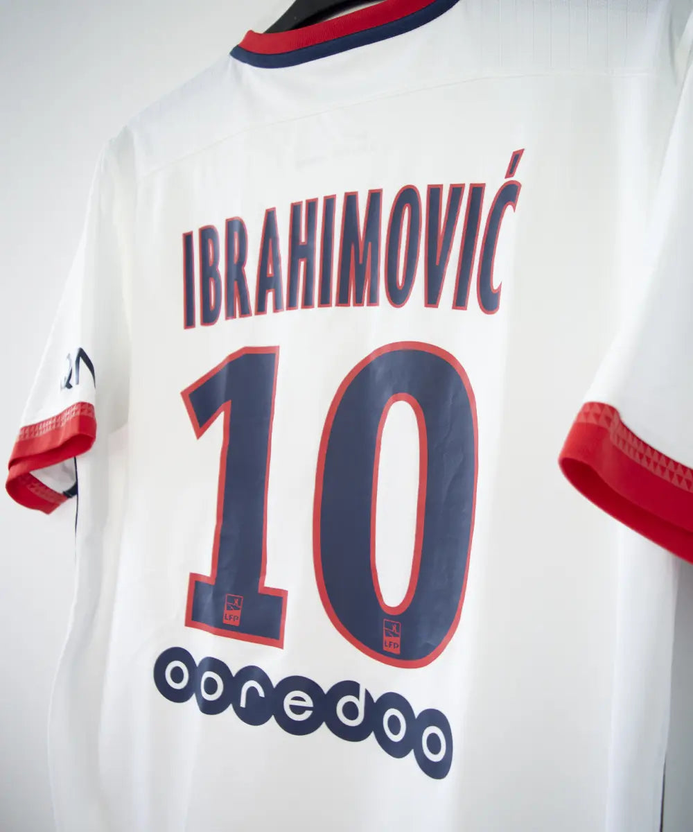 Maillot vintage extérieur du psg blanc de la saison 2015-2016. On peut retrouver l'équipementier nike et le sponsor fly emirates. Le maillot est floqué du numéro 10 Ibrahimovic. L'étiquette du maillot comporte les numéros 658898-106