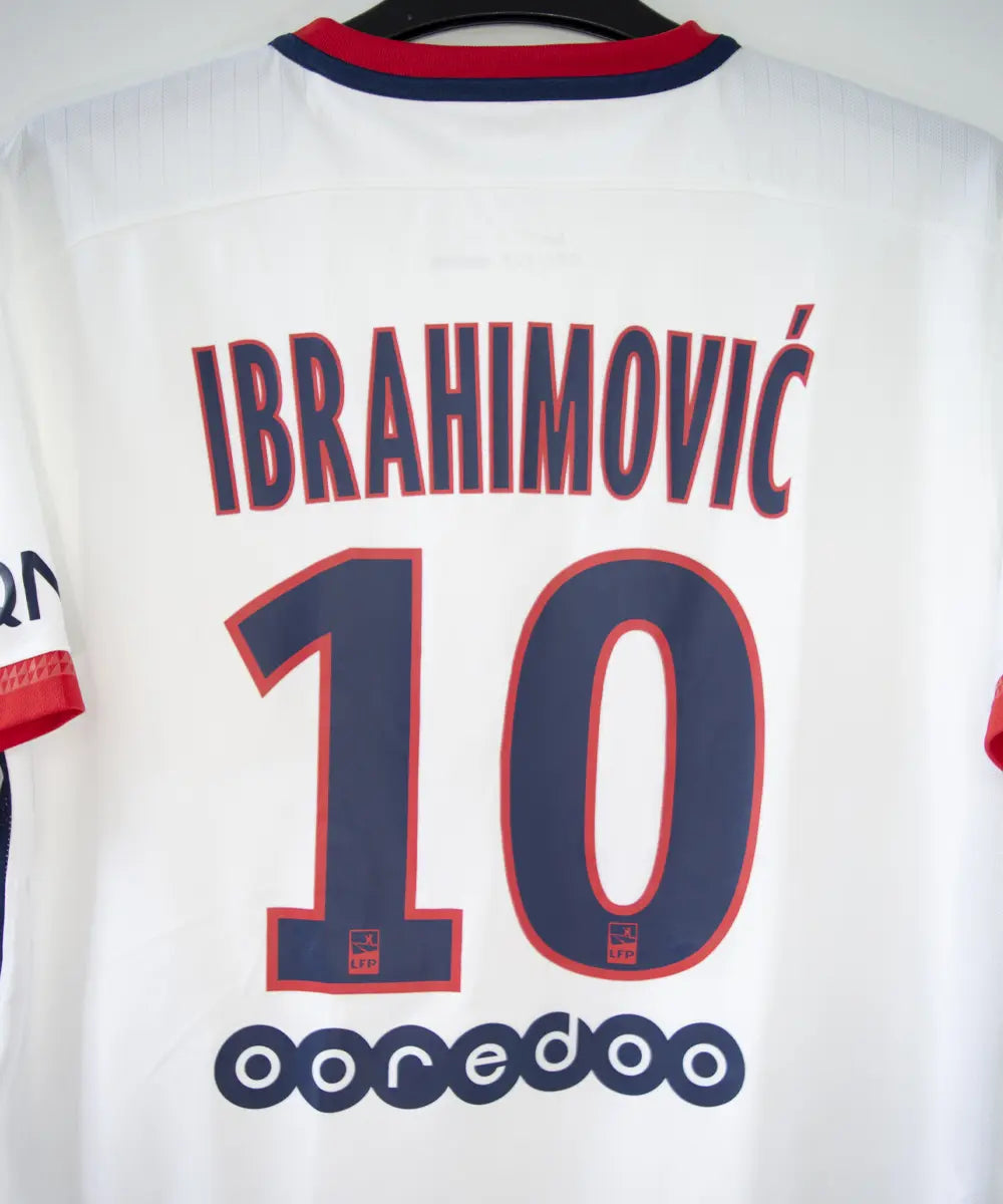 Maillot vintage extérieur du psg blanc de la saison 2015-2016. On peut retrouver l'équipementier nike et le sponsor fly emirates. Le maillot est floqué du numéro 10 Ibrahimovic. L'étiquette du maillot comporte les numéros 658898-106