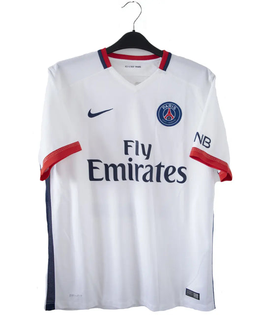 Maillot vintage extérieur du psg blanc de la saison 2015-2016. On peut retrouver l'équipementier nike et le sponsor fly emirates. Le maillot est floqué du numéro 10 Ibrahimovic. L'étiquette du maillot comporte les numéros 658898-106