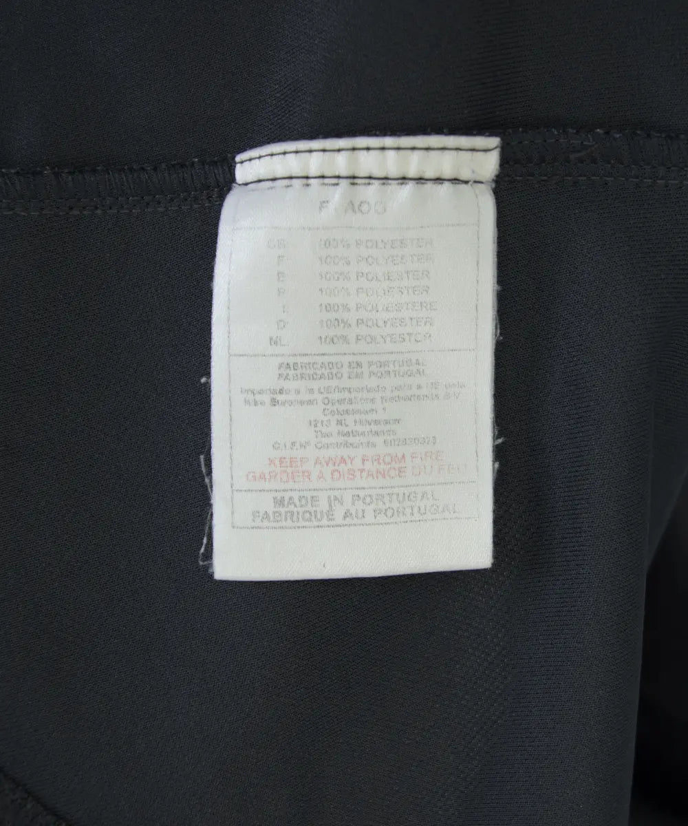 Maillot third du PSG de la saison 2001-2002. Le maillot est de couleur noir et gris. On peut retrouver le sponsor Opel ainsi que l'équipementier Nike. Sur cette photo on peut voir l'étiquette