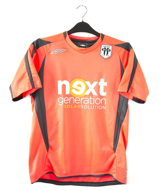 Maillot thrid du sco d'angers de la saison 2010-2011. Le maillot est de couleur orange. On peut retrouver le sponsor next generation et l'équipementier umbro