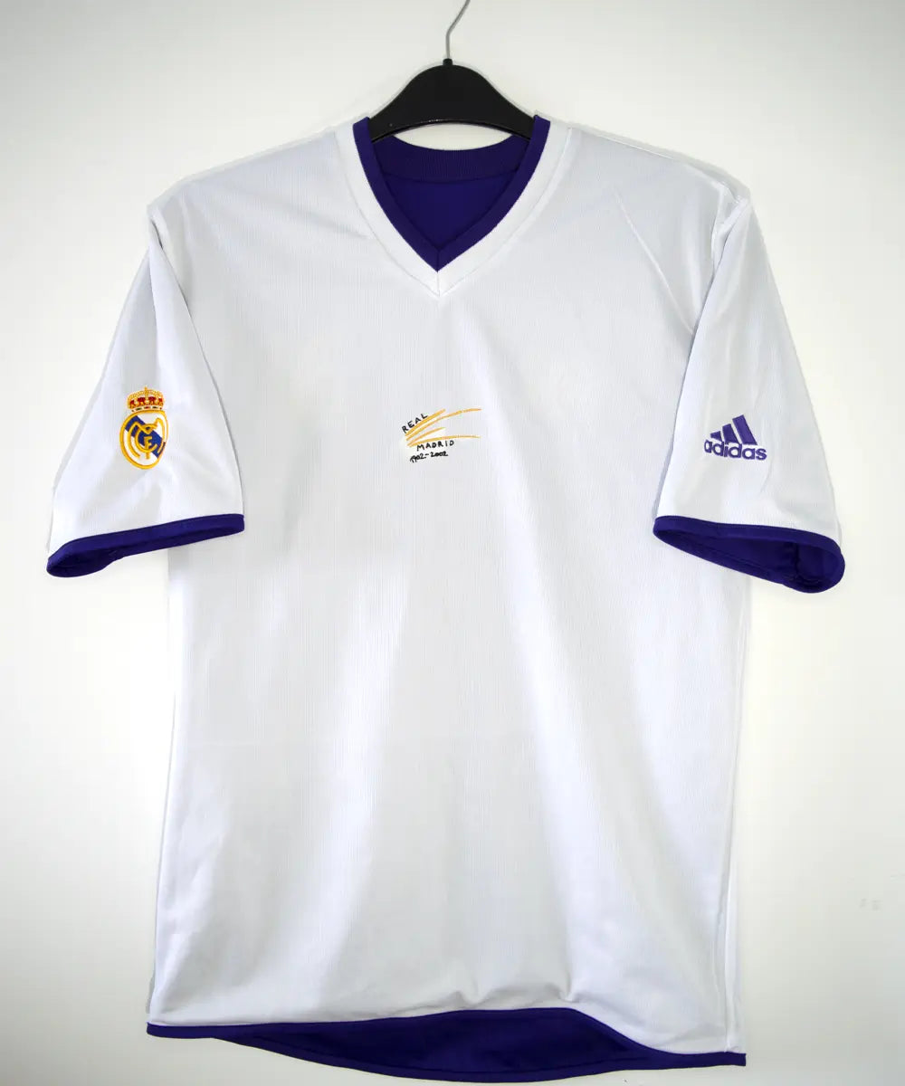 Maillot vintage violet et blanc third du real madrid de la saison 2002-2003. On peut retrouver l'équipementier adidas et le sponsor siemens mobile. Il s'agit du maillot du centenaire. Le maillot est floqué du numéro 5 Zinedine Zidane