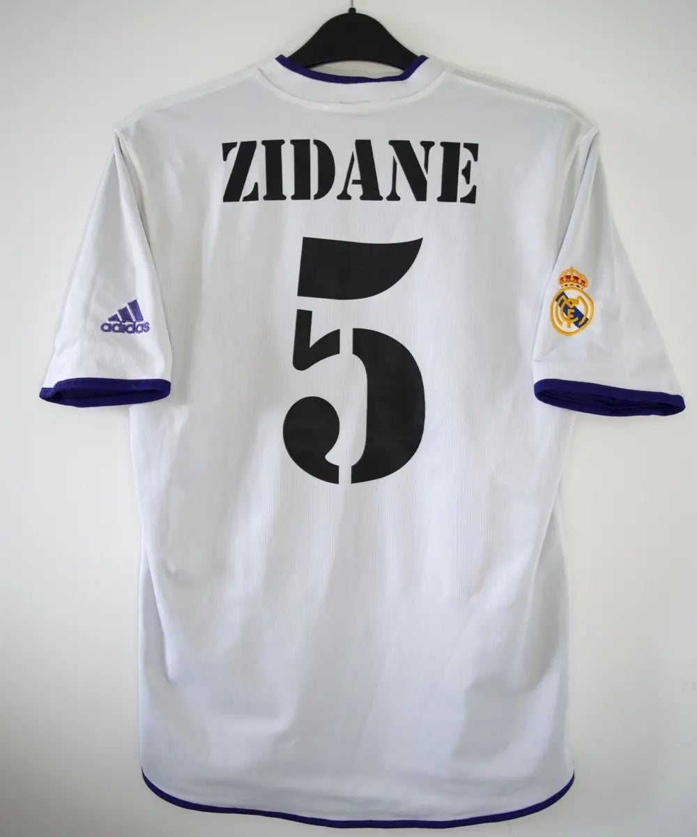 Maillot vintage third violet du real madrid de la saison 2002-2003. Il s'agit du maillot édité pour les 100 ans du club. On peut retrouver l'équipementier adidas. Le maillot est réversible. Le maillot est floqué du numéro 5 Zinedine Zidane