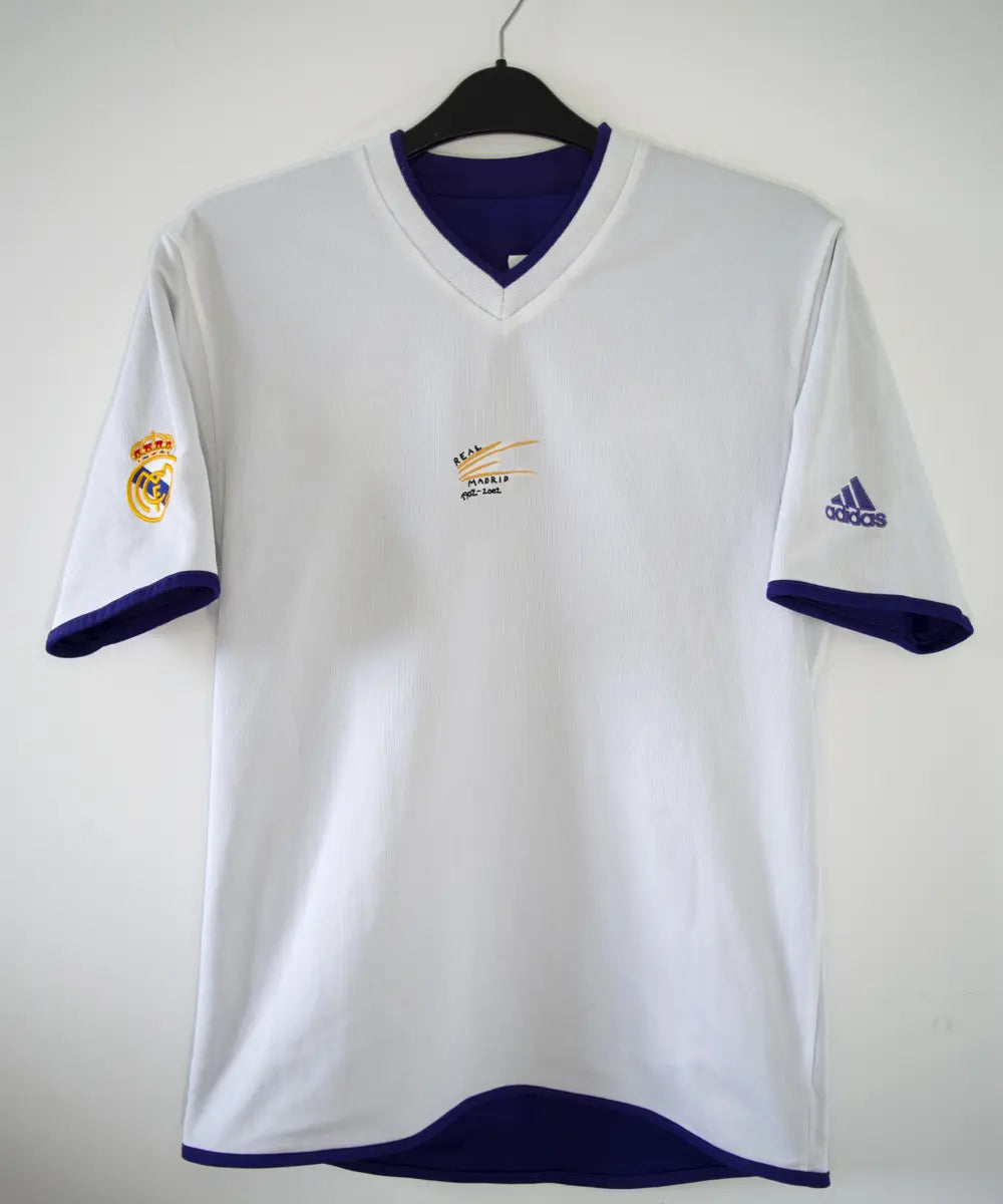 Maillot vintage third violet du real madrid de la saison 2002-2003. Il s'agit du maillot édité pour les 100 ans du club. On peut retrouver l'équipementier adidas. Le maillot est réversible. Le maillot est floqué du numéro 5 Zinedine Zidane