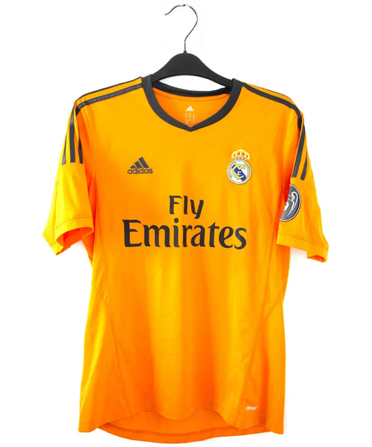 Maillot vintage third orange du real madrid de la saison 2013-2014. On peut retrouver l'équipementier adidas et le sponsor fly emirates. Le maillot est floqué du numéro 7 Cristiano Ronaldo