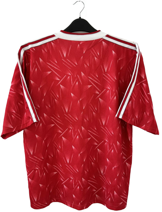 Maillot de foot vintage domicile de liverpool de la saison 1989/1991. Il s'agit du maillot domicile de couleur rouge et blanc. On peut retrouver l'équipementier adidas et le sponsor candy en feutrine. Il s'agit d'un maillot authentique d'époque.