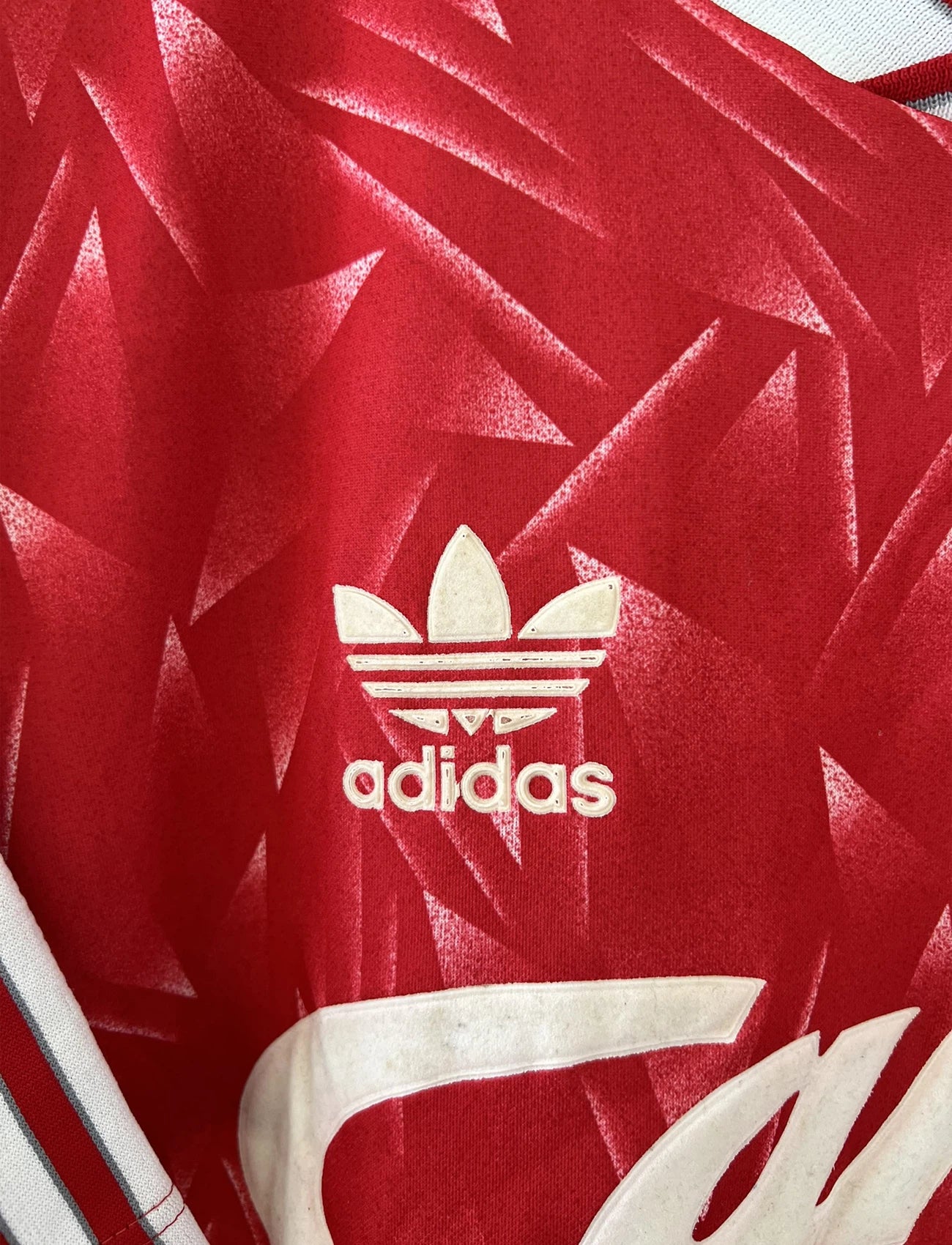 Maillot de foot vintage domicile de liverpool de la saison 1989/1991. Il s'agit du maillot domicile de couleur rouge et blanc. On peut retrouver l'équipementier adidas et le sponsor candy en feutrine. Il s'agit d'un maillot authentique d'époque.