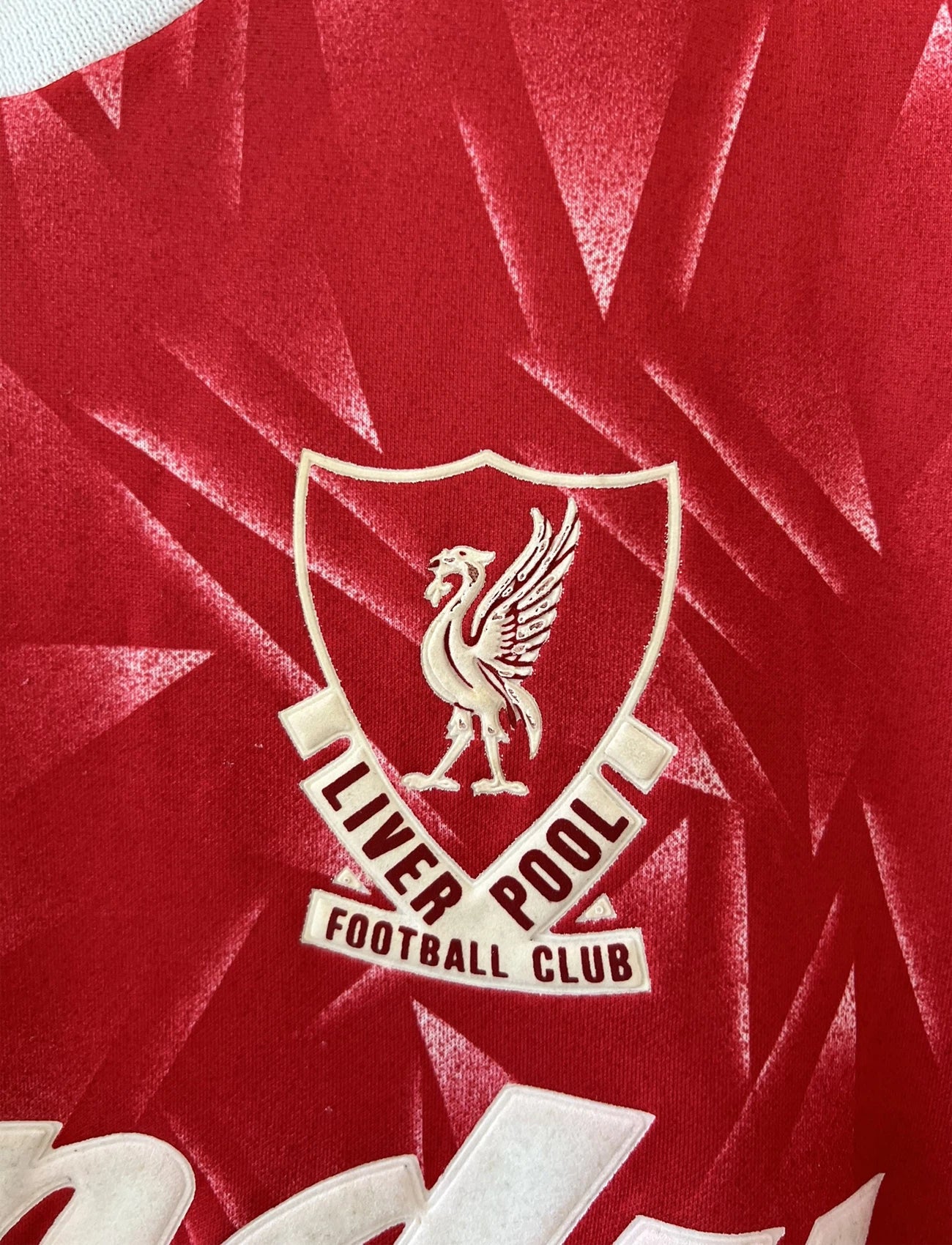 Maillot de foot vintage domicile de liverpool de la saison 1989/1991. Il s'agit du maillot domicile de couleur rouge et blanc. On peut retrouver l'équipementier adidas et le sponsor candy en feutrine. Il s'agit d'un maillot authentique d'époque.