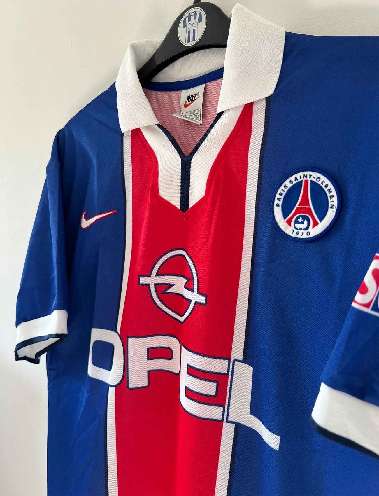 Maillot de foot vintage domicile du PSG de la saison 1997/1998. On peut retrouver l'équipementier Nike et le sponsor Opel. Il s'agit d'un maillot authentique d'époque.