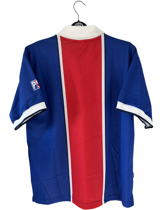 Maillot de foot vintage domicile du PSG de la saison 1997/1998. On peut retrouver l'équipementier Nike et le sponsor Opel. Il s'agit d'un maillot authentique d'époque.